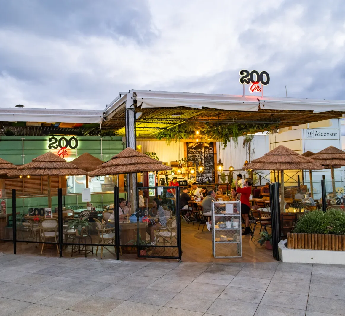 Fachada de la hamburguesería 200 Gramos Meridiano