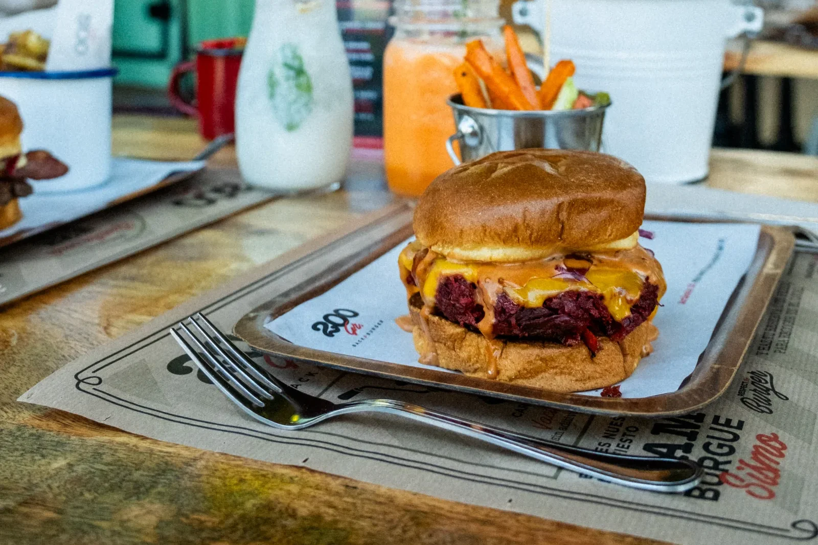 Hamburguesa con queso y salsa en 200 Gramos Meridiano