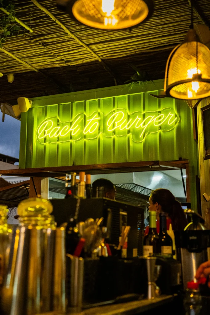Neón Back to Burger sobre la barra de 200 Gramos Meridiano