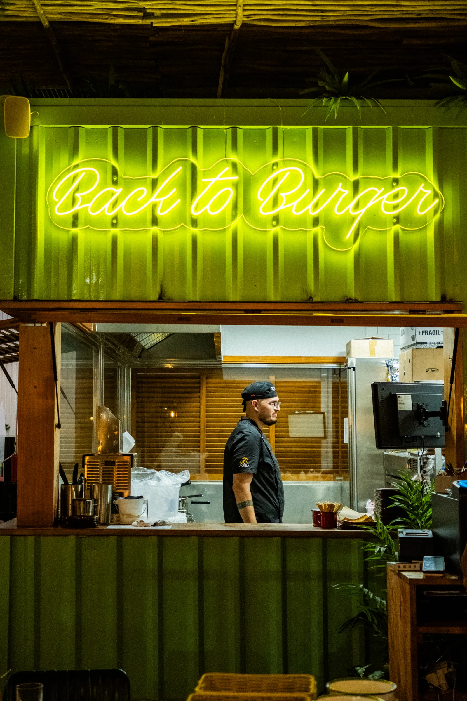 Cocina abierta con neón Back to Burger en 200 Gramos Meridiano